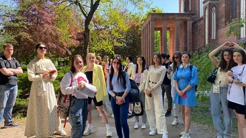 Студентки БФУ провели экскурсию по Калининграду для студентов из Владивостока