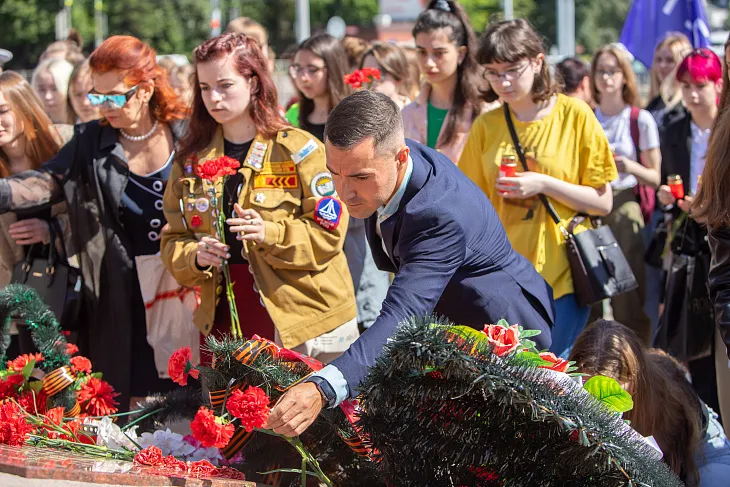 Студенты БФУ возложили цветы на площади маршала Василевского |  15