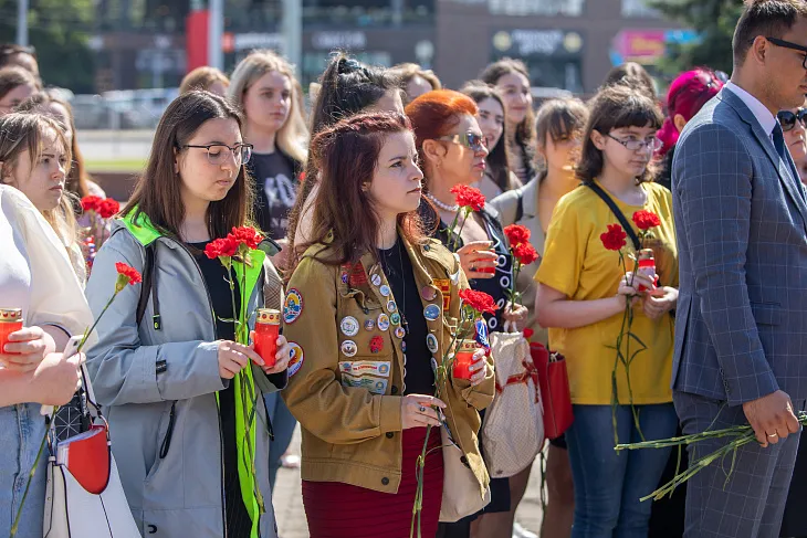 Студенты БФУ возложили цветы на площади маршала Василевского |  1