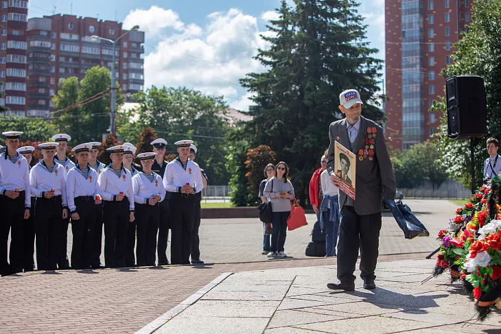 Студенты БФУ возложили цветы на площади маршала Василевского |  12