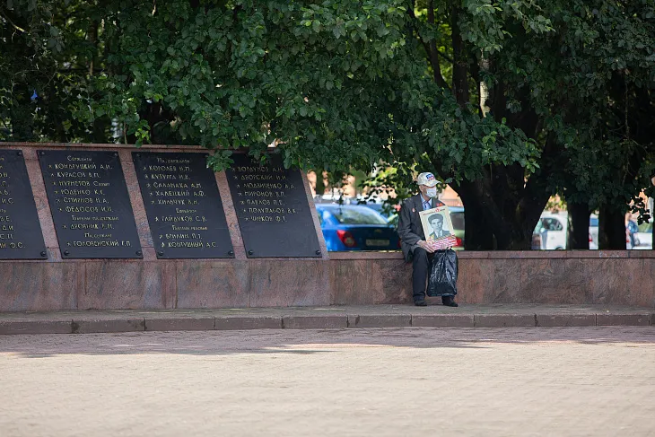 Студенты БФУ возложили цветы на площади маршала Василевского |  22
