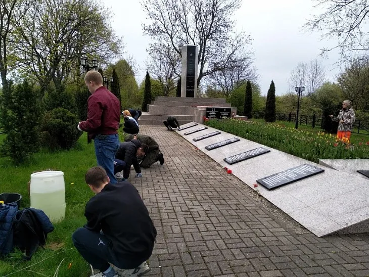 Студенты и преподаватели ВУЦ облагородили мемориальный комплекс в Балтийске |  1