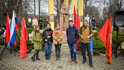 Студенты БФУ возложили цветы в День памяти о россиянах, исполнявших служебный долг за пределами Отечества