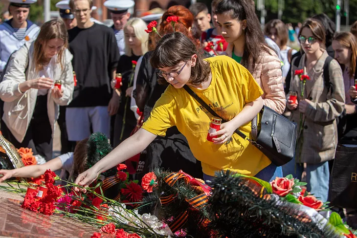 Студенты БФУ возложили цветы на площади маршала Василевского |  16