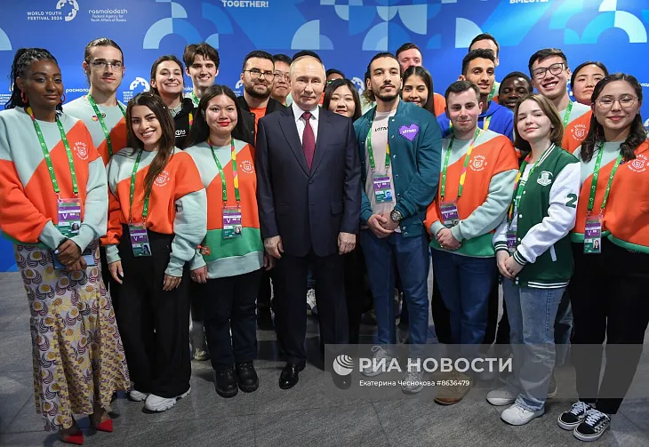 Иностранные студенты БФУ приняли участие во Всемирном фестивале молодежи в Сочи и встретились с Президентом страны |  8