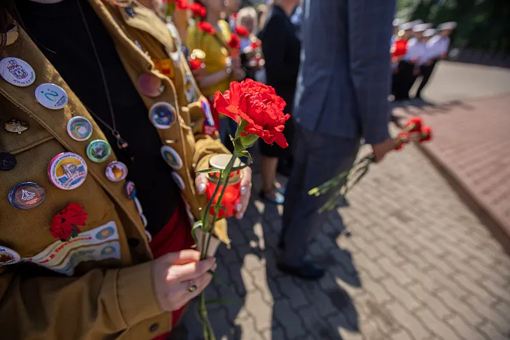 Студенты БФУ возложили цветы на площади маршала Василевского |  7