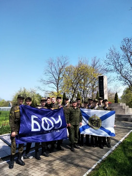 Студенты и преподаватели ВУЦ облагородили мемориальный комплекс в Балтийске |  2