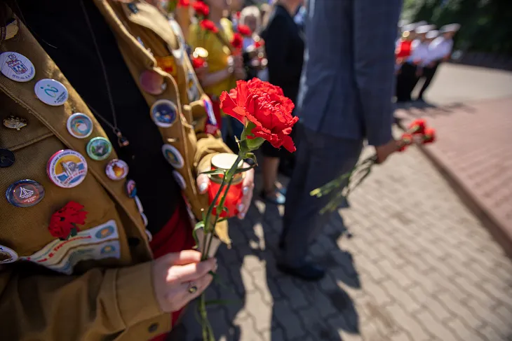 Студенты БФУ возложили цветы на площади маршала Василевского |  6