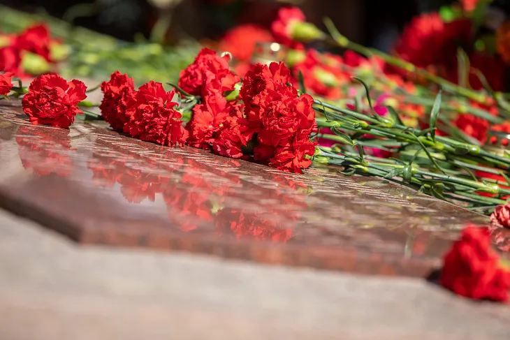 Студенты БФУ возложили цветы на площади маршала Василевского |  17