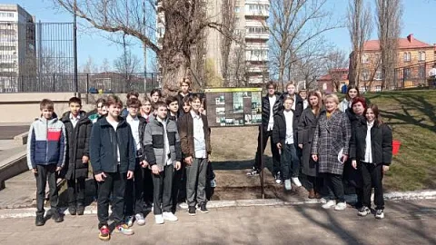 Историки БФУ вместе со школьниками установили информационный стенд о подвиге саперов во время штурма Кенигсберга