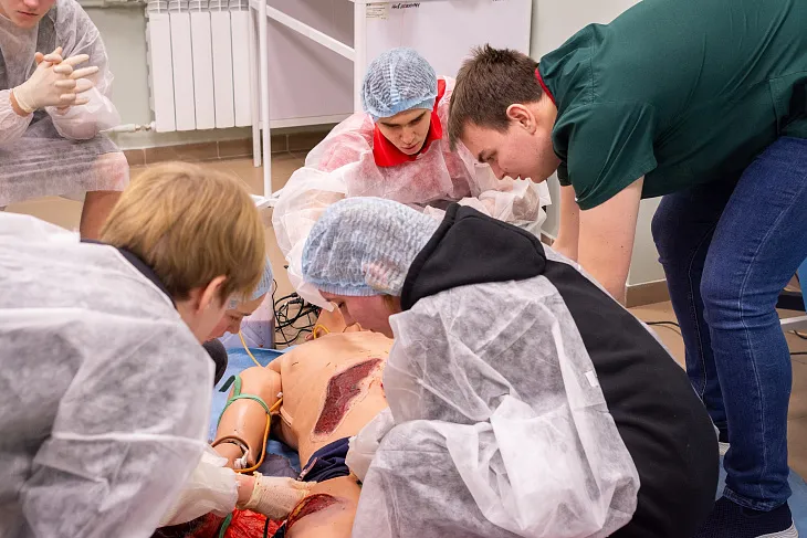 Калининградские школьники прошли в БФУ практический курс по оказанию первой медицинской помощи  |  4