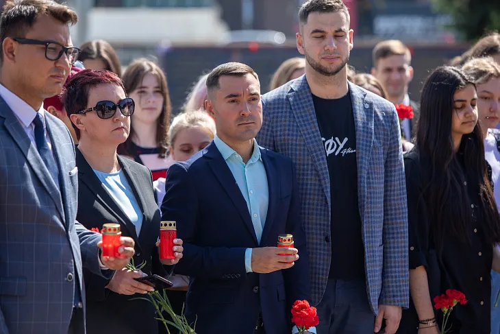 Студенты БФУ возложили цветы на площади маршала Василевского |  3