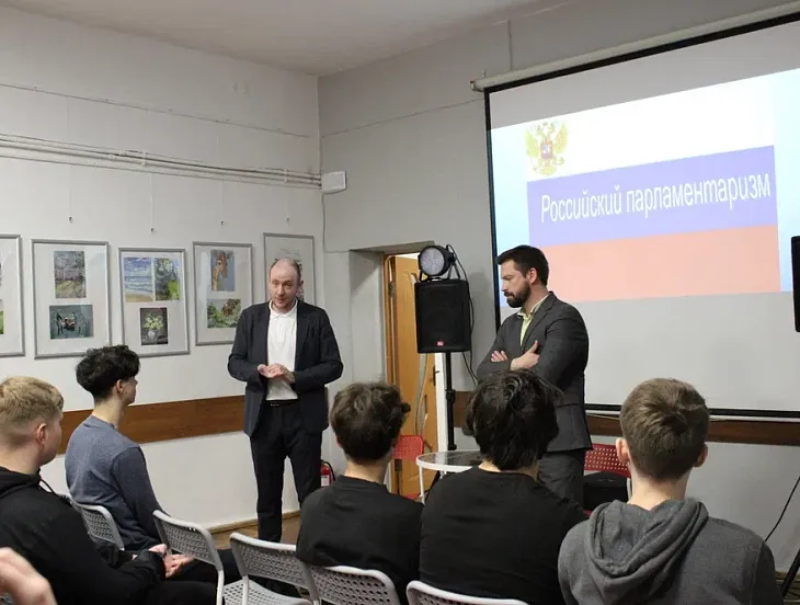 Председатель постоянной комиссии Горсовета рассказал студентам о парламентаризме в России |  3