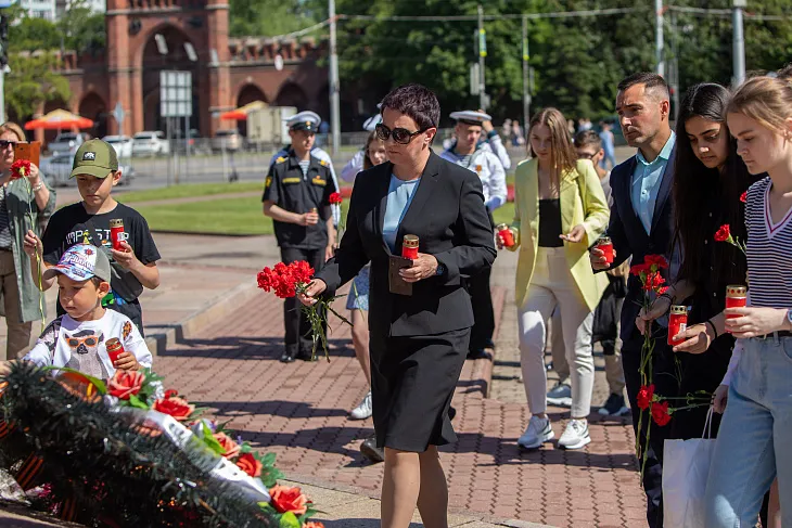 Студенты БФУ возложили цветы на площади маршала Василевского |  14