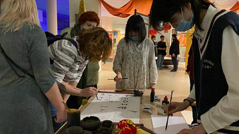 Иностранные студенты БФУ приняли участие в открытии выставки в Светлогорске