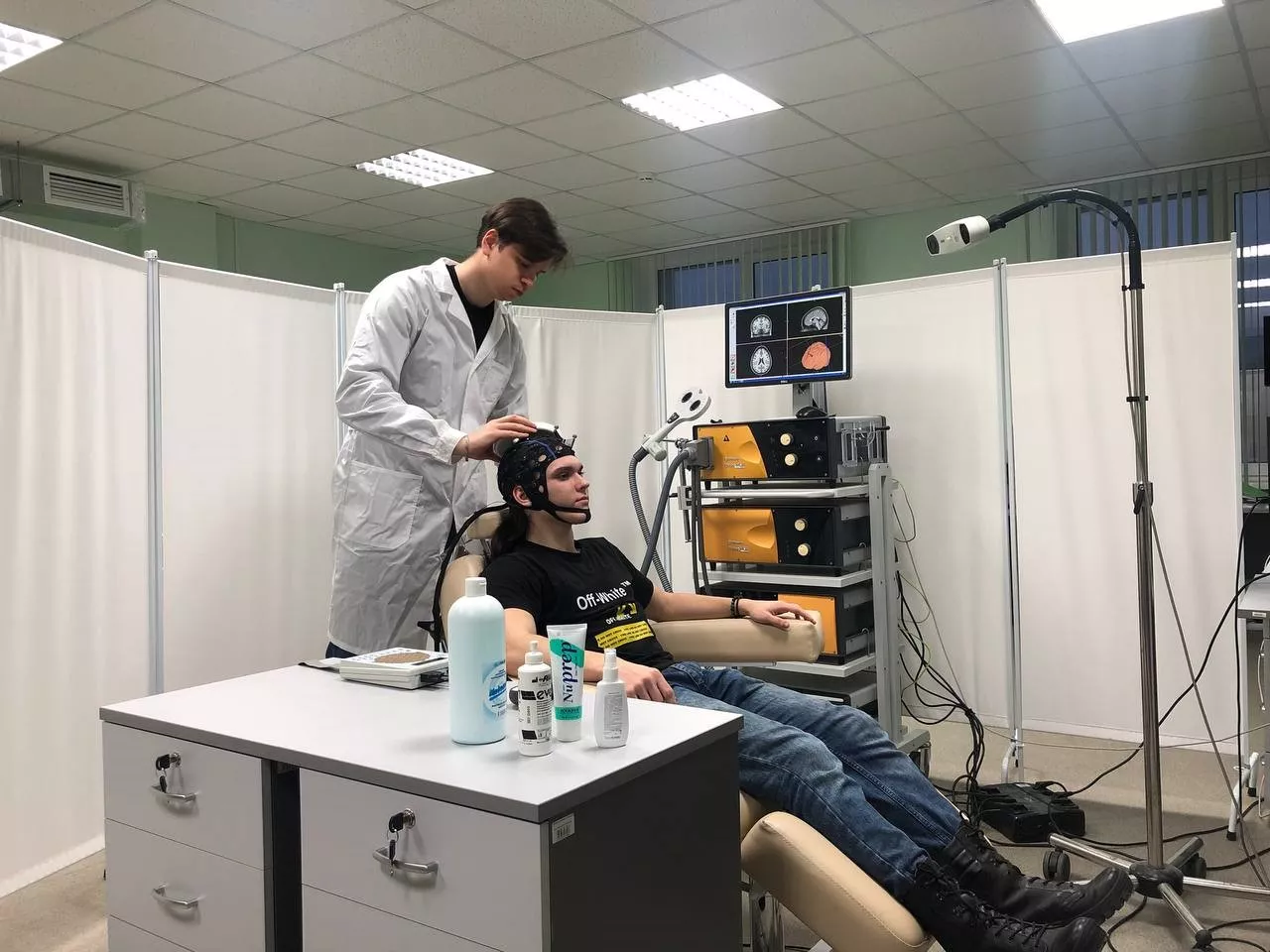 Постановка эксперимента, снятие электроэнцефалограммы x42ikqz94ucuq4gjmrbgjimnmnvajrmw.jpg